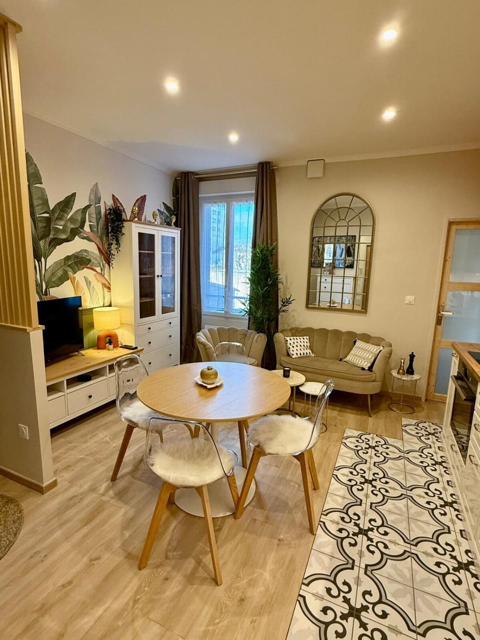 TV and multimedia, Kitchen or kitchenette, Living room, Seating area, Dining area