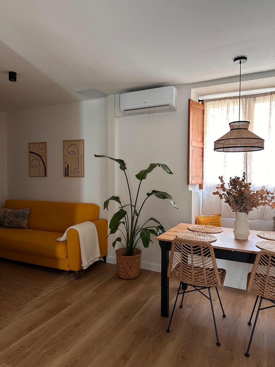 Living room, Dining area
