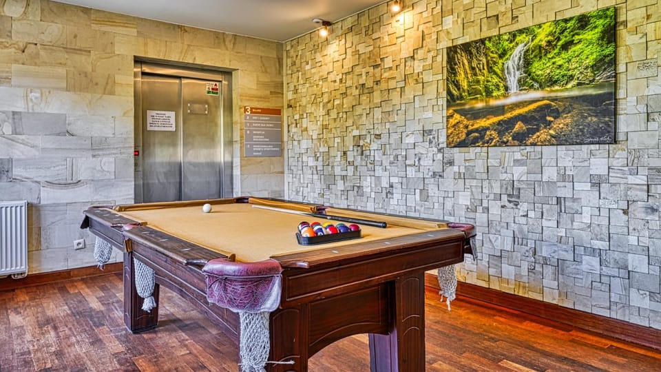 Billiard, Game Room