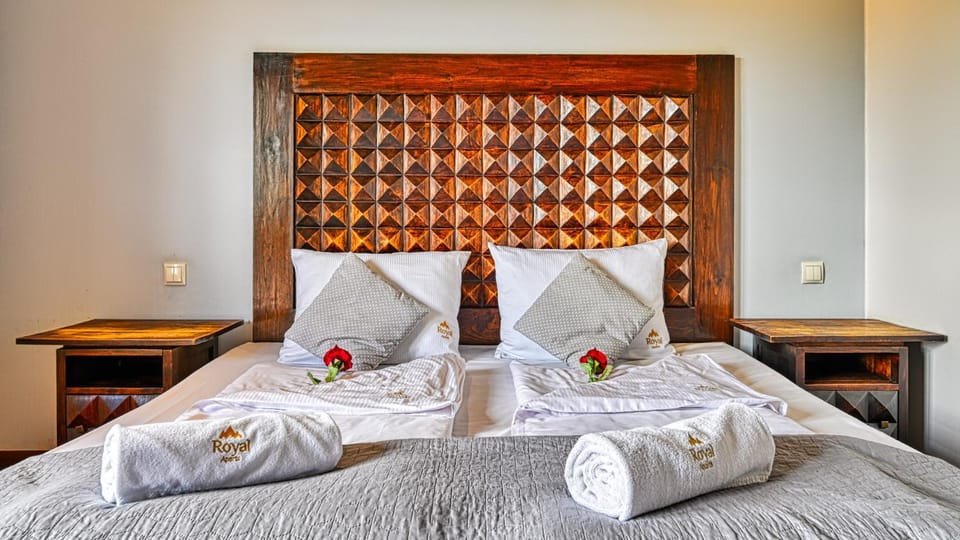 Bed, Bedroom, towels