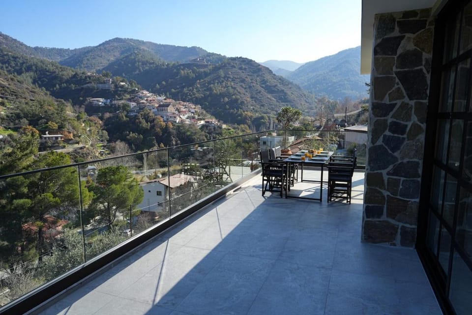 Luxury 5-Bedroom Chalet Kalopanayiotis House in Nicosia District