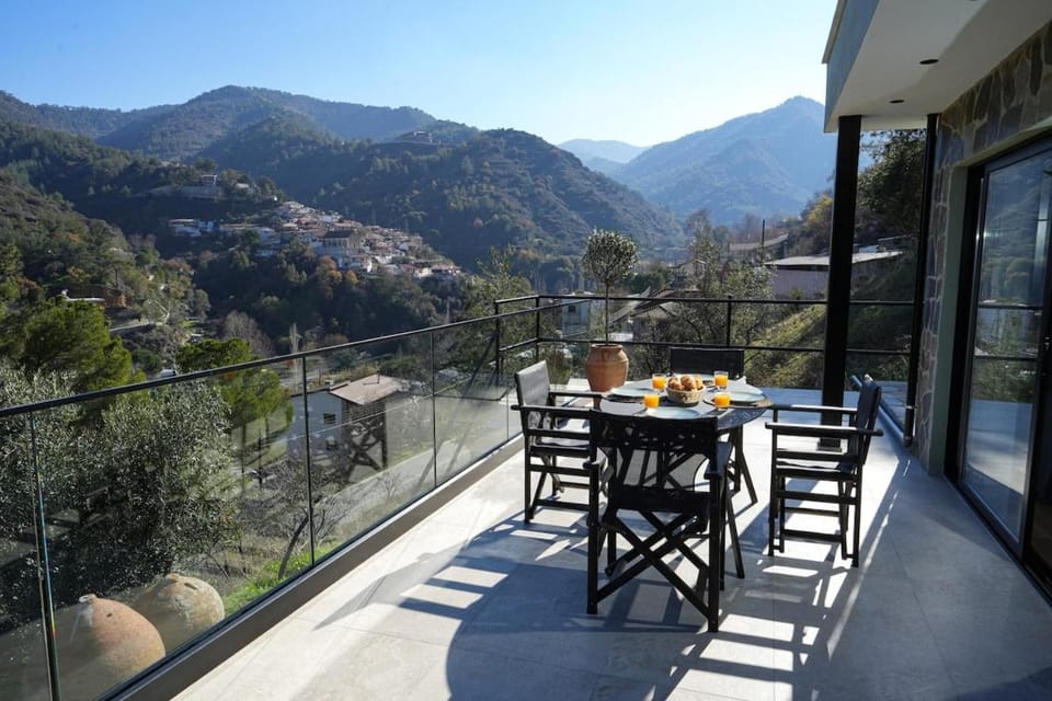 Luxury 5-Bedroom Chalet Kalopanayiotis House in Nicosia District