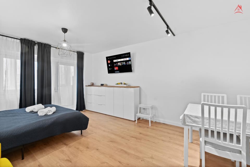 Bed, TV and multimedia, Photo of the whole room, Bedroom, towels