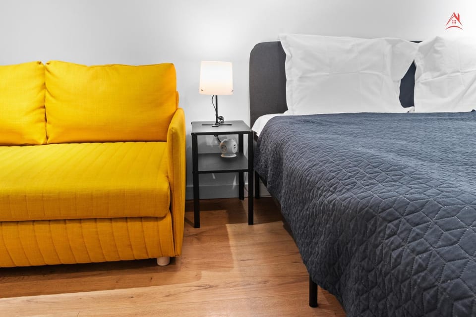 Bed, Living room, Photo of the whole room, Seating area, Bedroom