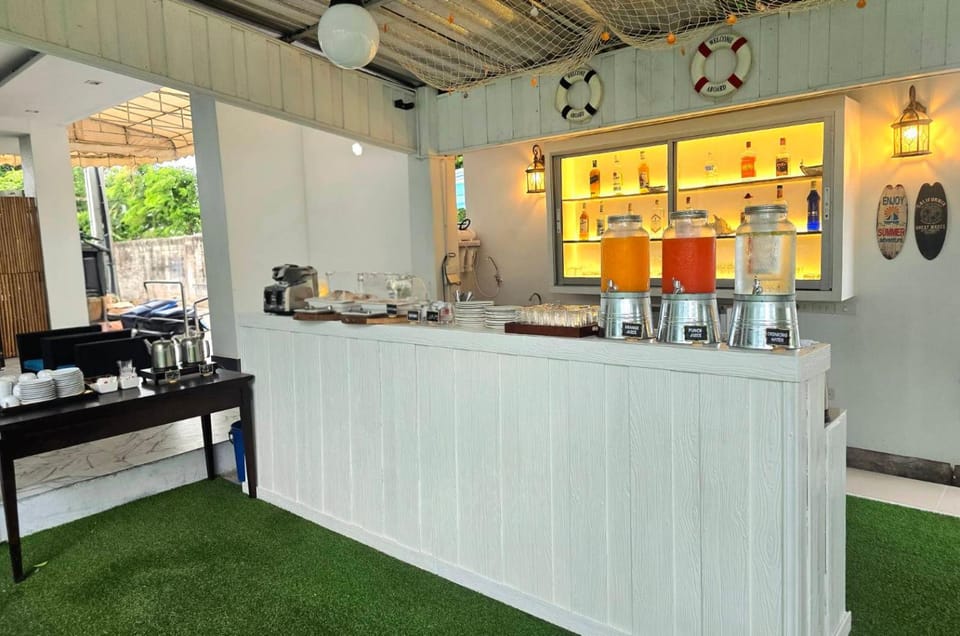 Lounge or bar, Drinks