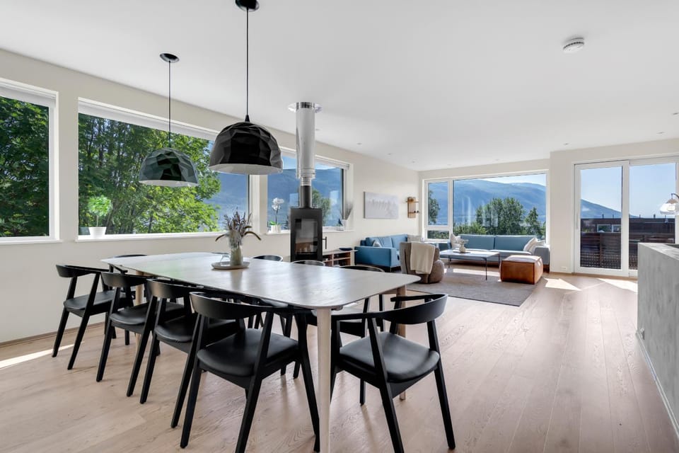 View (from property/room), Living room, Seating area, Dining area, fireplace