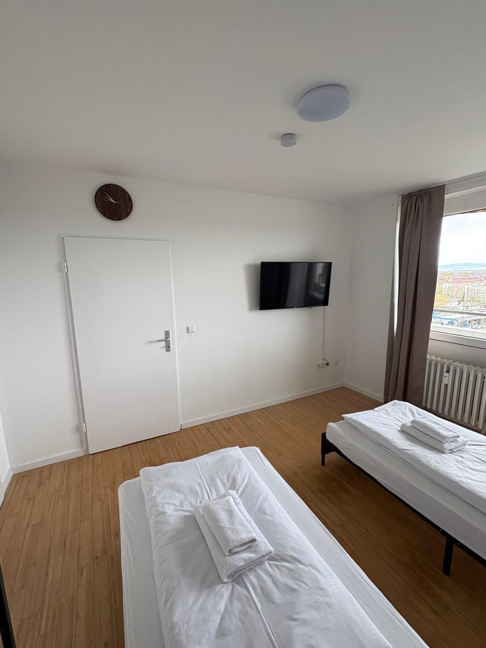 Bed, TV and multimedia, Photo of the whole room, Bedroom, towels