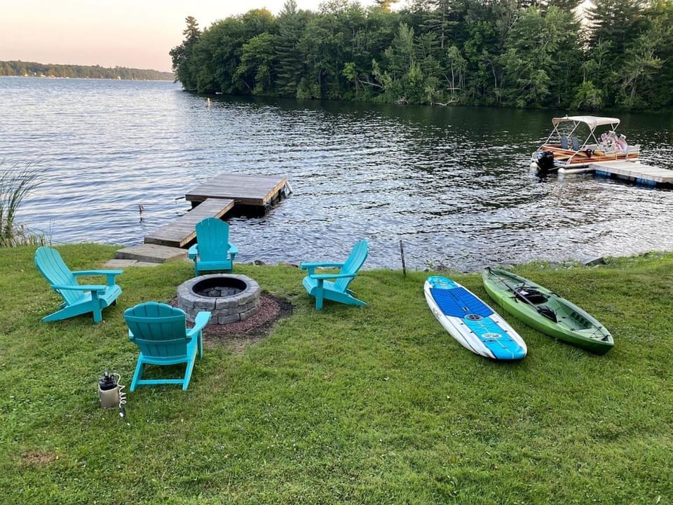 Quiet and Intimate Pet Friendly Cottage Perfectly set on the Shores of Cobbossee Lake for Fishing in Winthrop, Maine House in Winthrop