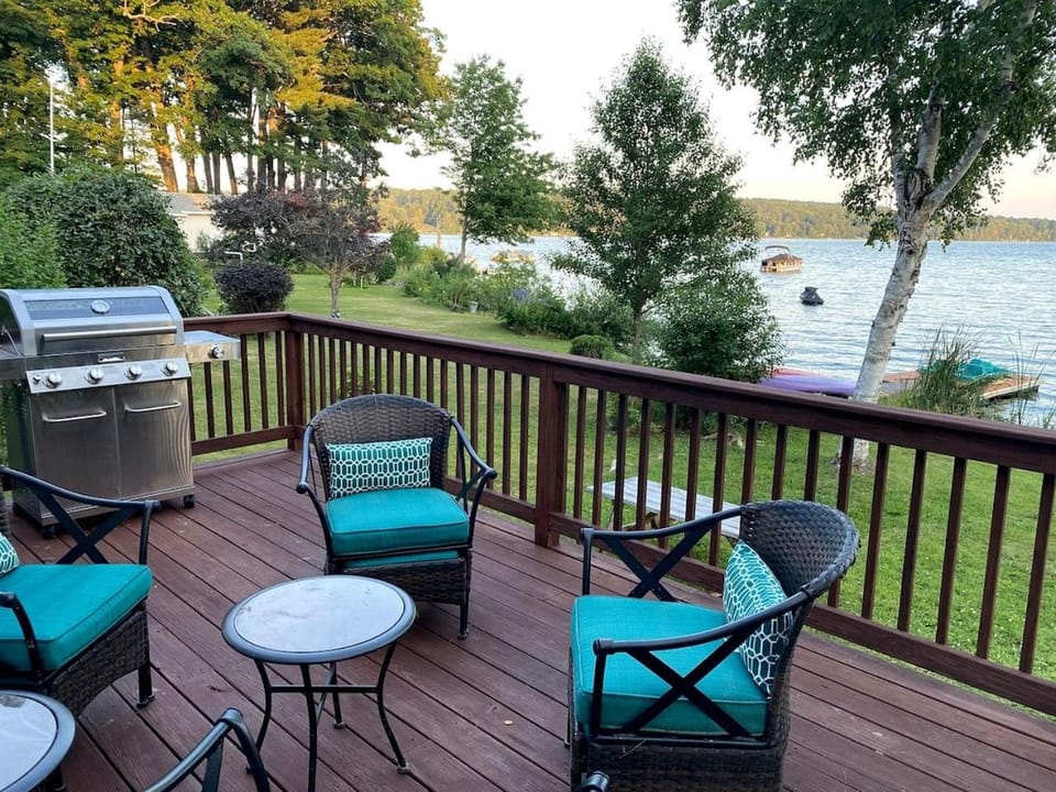 Quiet and Intimate Pet Friendly Cottage Perfectly set on the Shores of Cobbossee Lake for Fishing in Winthrop, Maine House in Winthrop