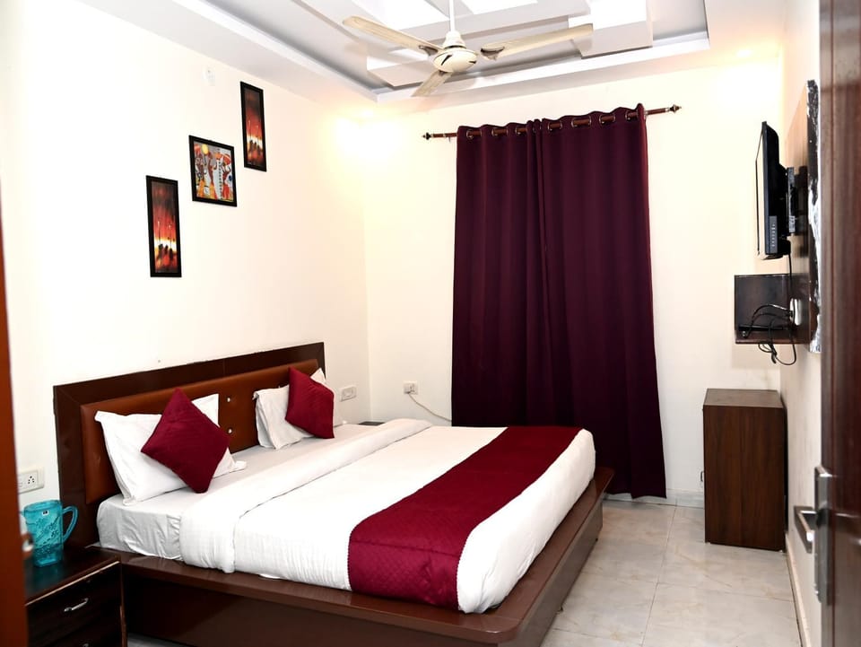 Hotel Vrindavan Hari Hotel in Uttarakhand