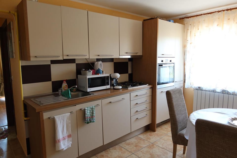 Coffee/tea facilities, Kitchen or kitchenette, Dining area, oven, stove