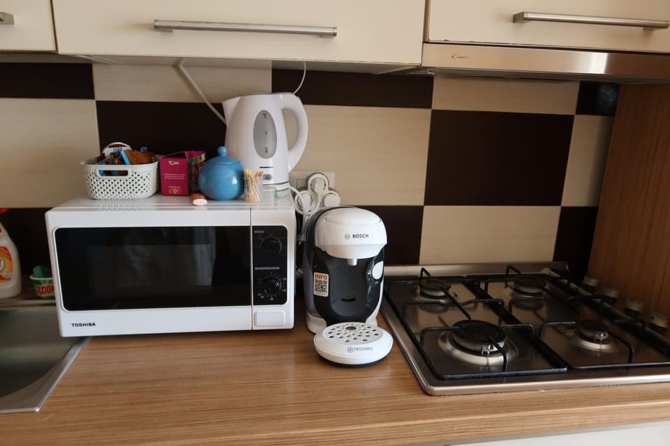 Coffee/tea facilities, Kitchen or kitchenette, stove