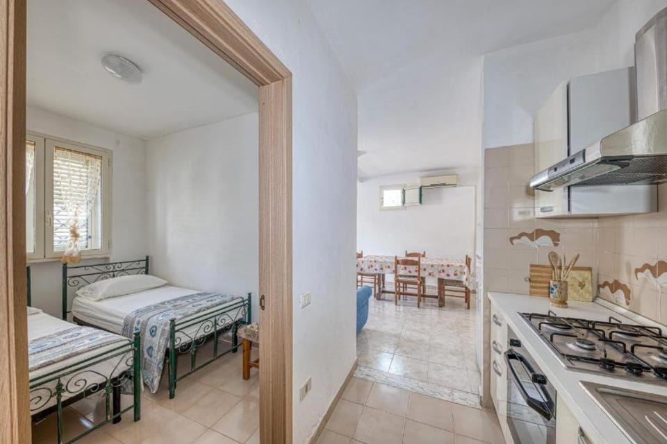 Bed, Kitchen or kitchenette, Bedroom, stove