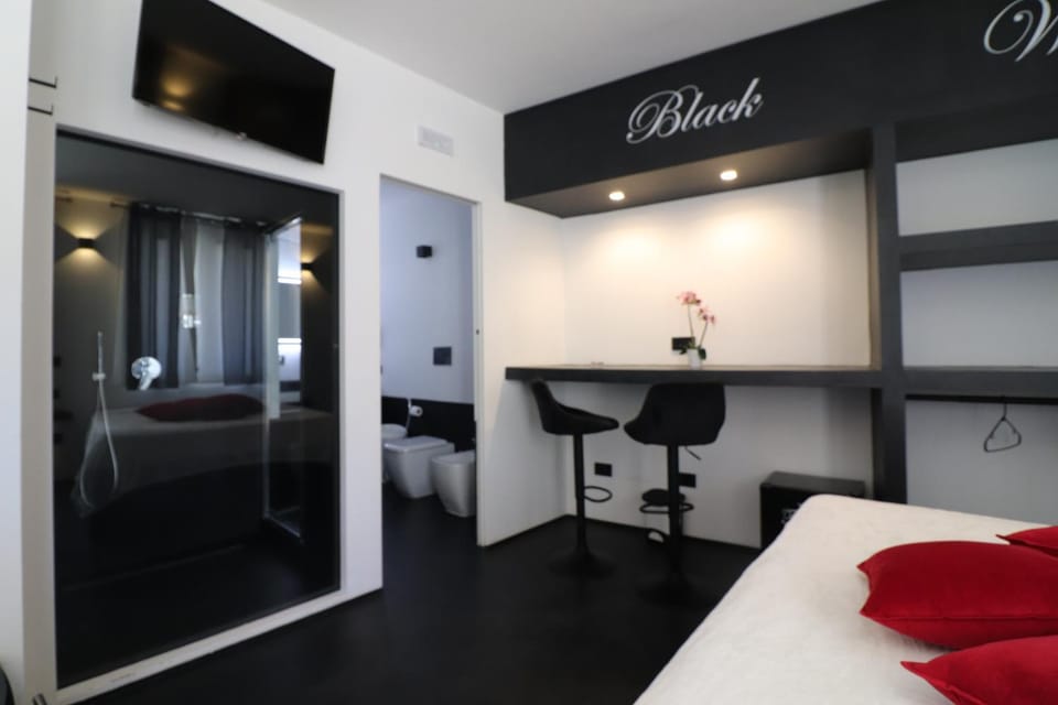 Bed, TV and multimedia, Photo of the whole room, Bedroom, wardrobe