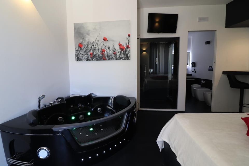 Bed, Hot Tub, Photo of the whole room, Bedroom