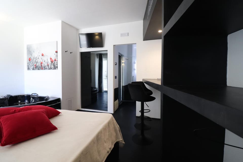 Bed, TV and multimedia, Photo of the whole room, Evening entertainment, Bedroom
