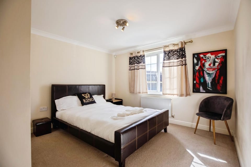 Spacious 2-Bed Family Flat in Wimbledon Near Tube Apartment in London