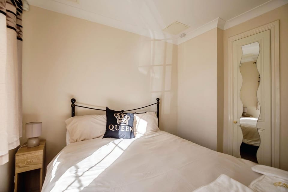 Spacious 2-Bed Family Flat in Wimbledon Near Tube Apartment in London