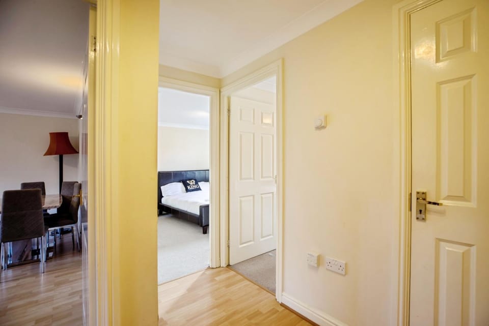Spacious 2-Bed Family Flat in Wimbledon Near Tube Apartment in London
