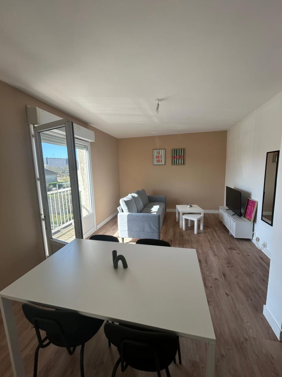 TV and multimedia, Living room, Seating area, Dining area