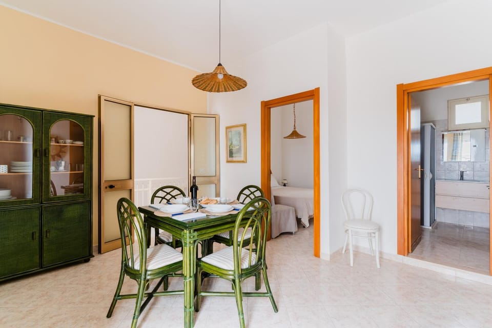 Photo of the whole room, Dining area
