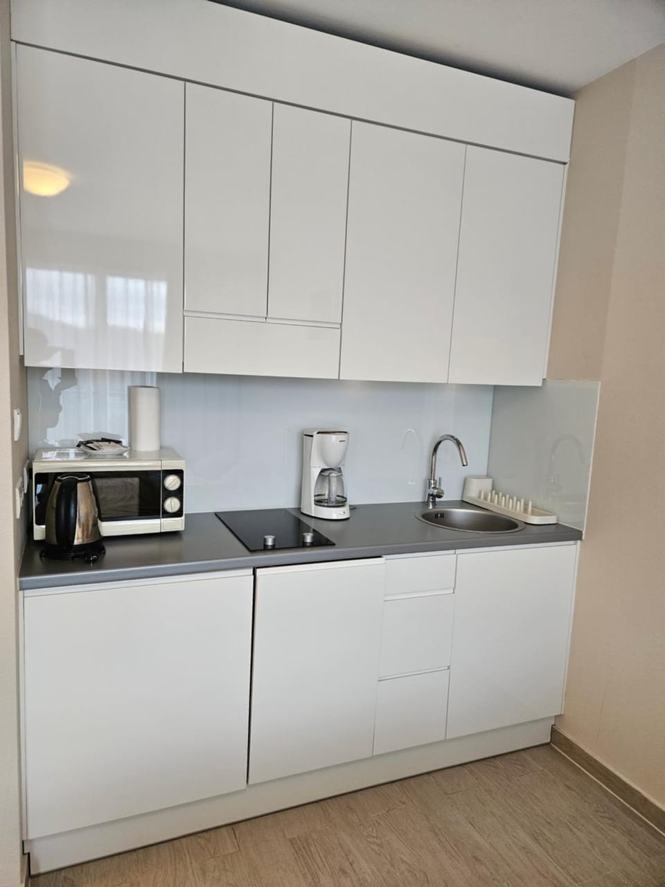 Kitchen or kitchenette, dishwasher, stove
