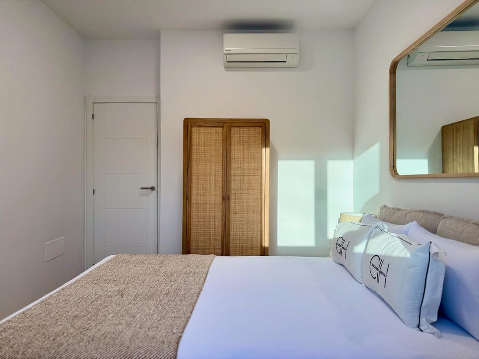 Bed, Photo of the whole room, Bedroom, wardrobe, air conditioner