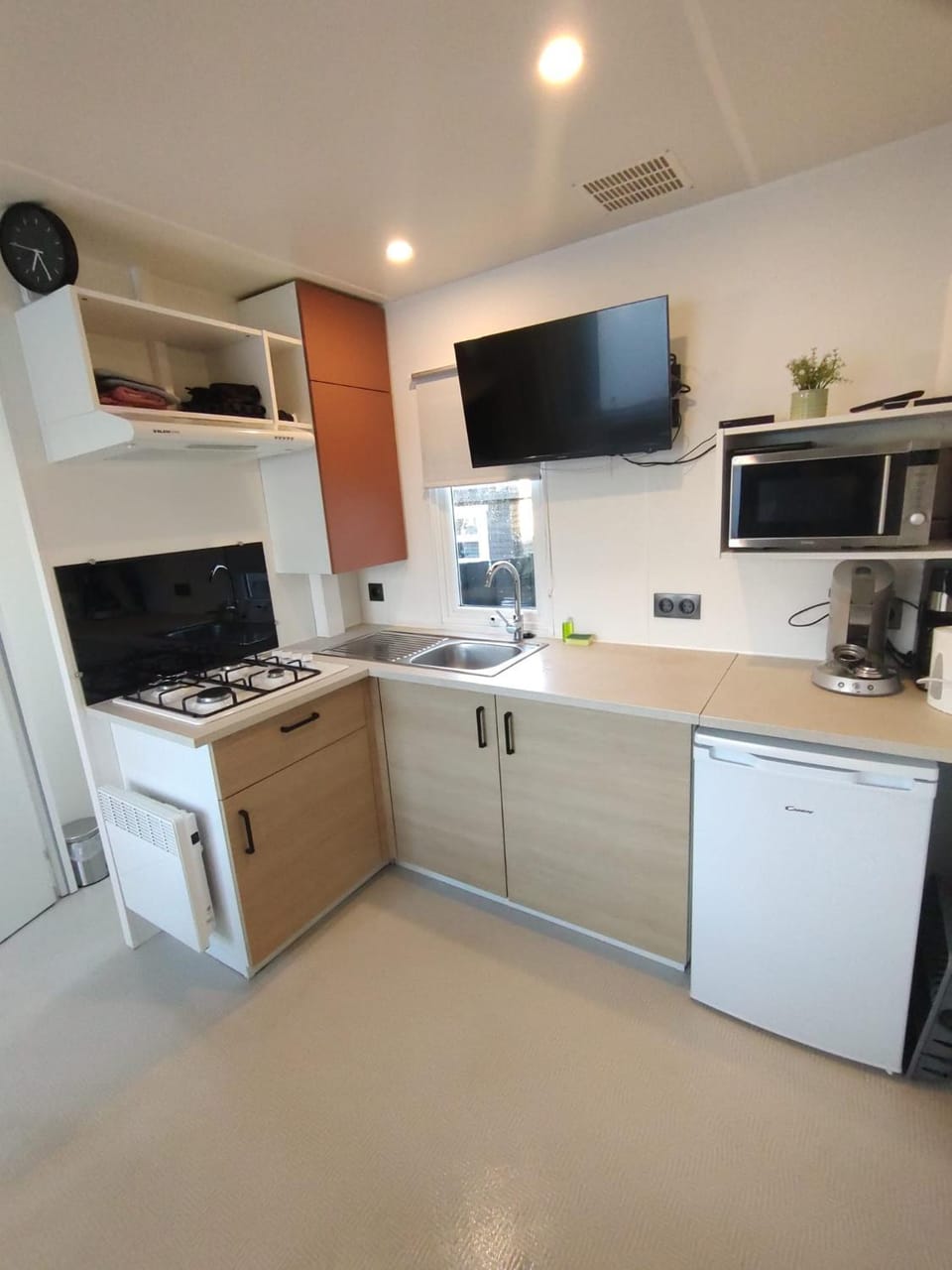 TV and multimedia, Kitchen or kitchenette, stove, toaster