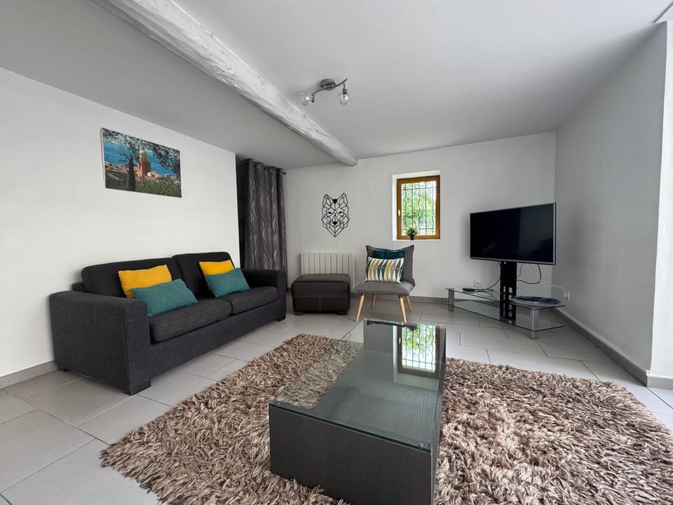 Spacious renovated villa Groupama Stadium LDLC Villa in Vaulx-en-Velin