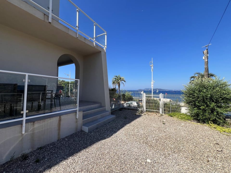 Le Rivage Appartement climatisé pour 6 personnes face à la mer- Le Pradet Apartment in French Riviera