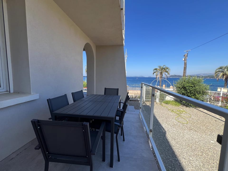 Le Rivage Appartement climatisé pour 6 personnes face à la mer- Le Pradet Apartment in French Riviera