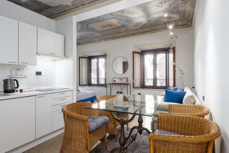 Kitchen or kitchenette, Dining area, stove