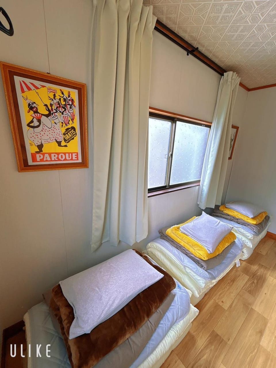 Photo of the whole room, Bedroom
