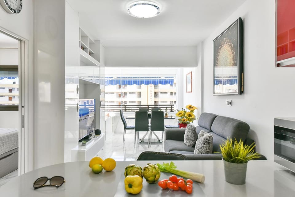 TV and multimedia, Kitchen or kitchenette, Living room, Seating area, Dining area