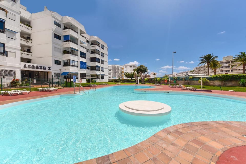 Property building, Day, Pool view, Swimming pool, Location, sunbed