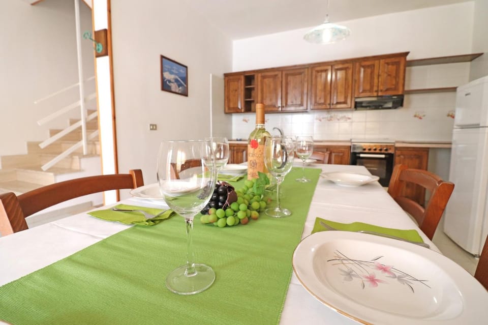 Kitchen or kitchenette, Dining area, stove