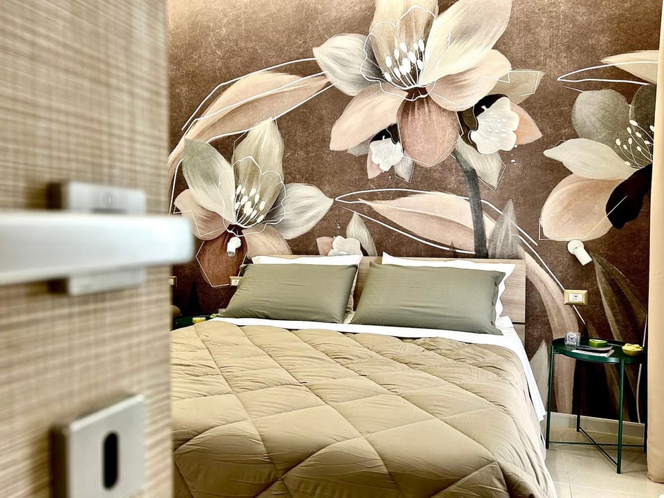 Bed, Photo of the whole room, Decorative detail, Bedroom
