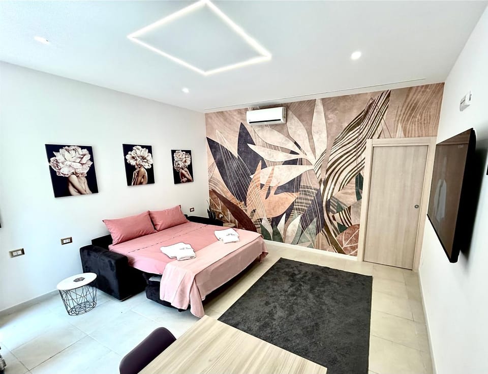 Communal lounge/ TV room, Bed, TV and multimedia, Living room, Seating area