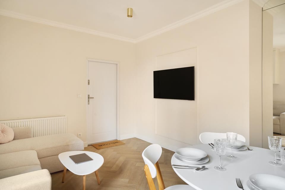 Communal lounge/ TV room, TV and multimedia, Living room, Dining area, Evening entertainment