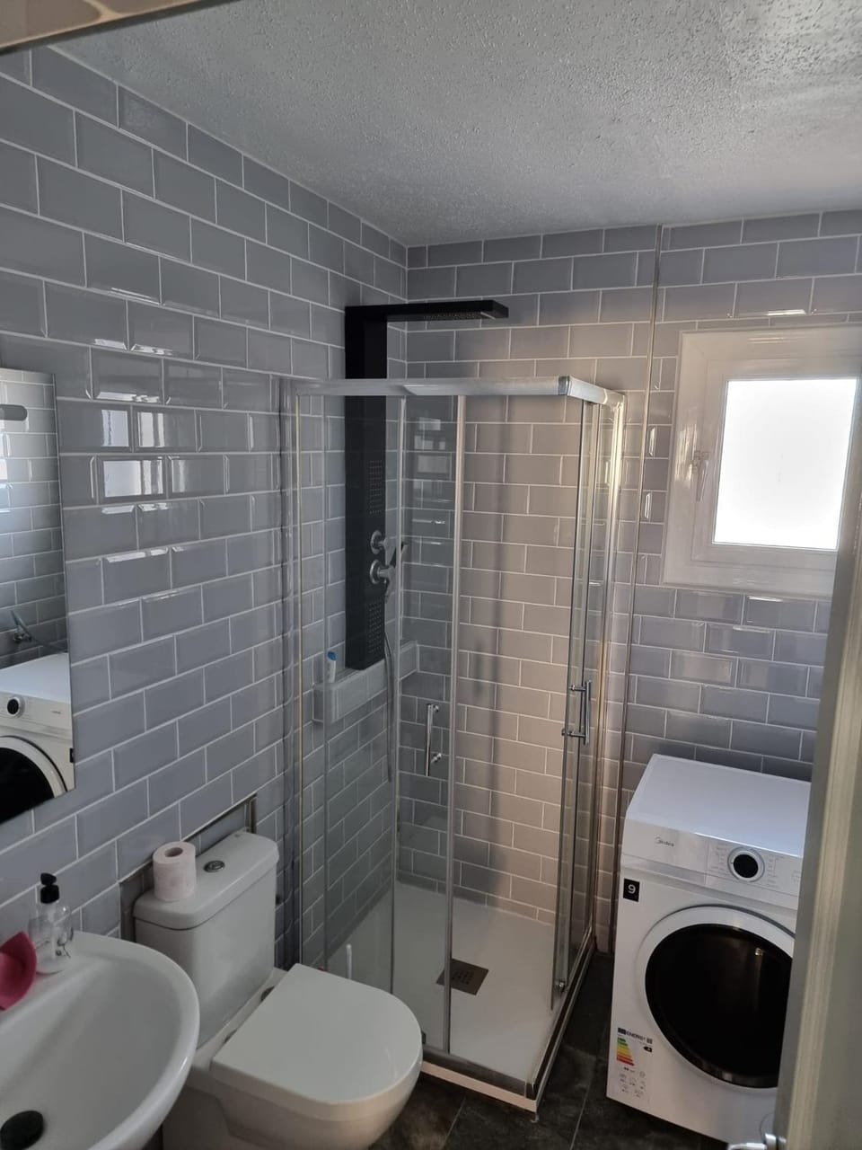 Shower, Toilet, bidet, towels, washing machine