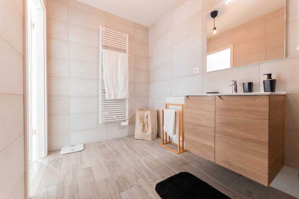 Bathroom, towels