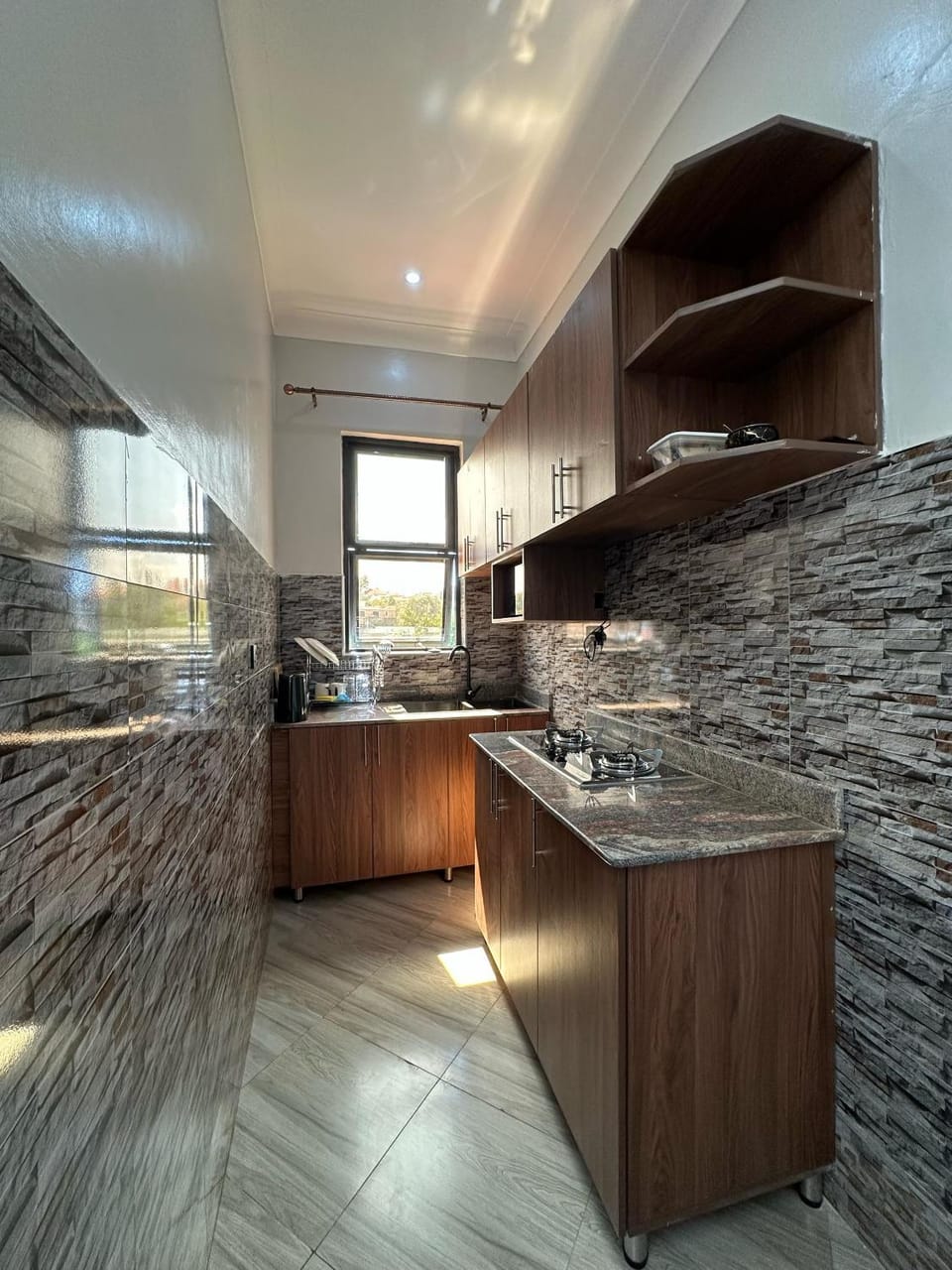 Kitchen or kitchenette, minibar, stove