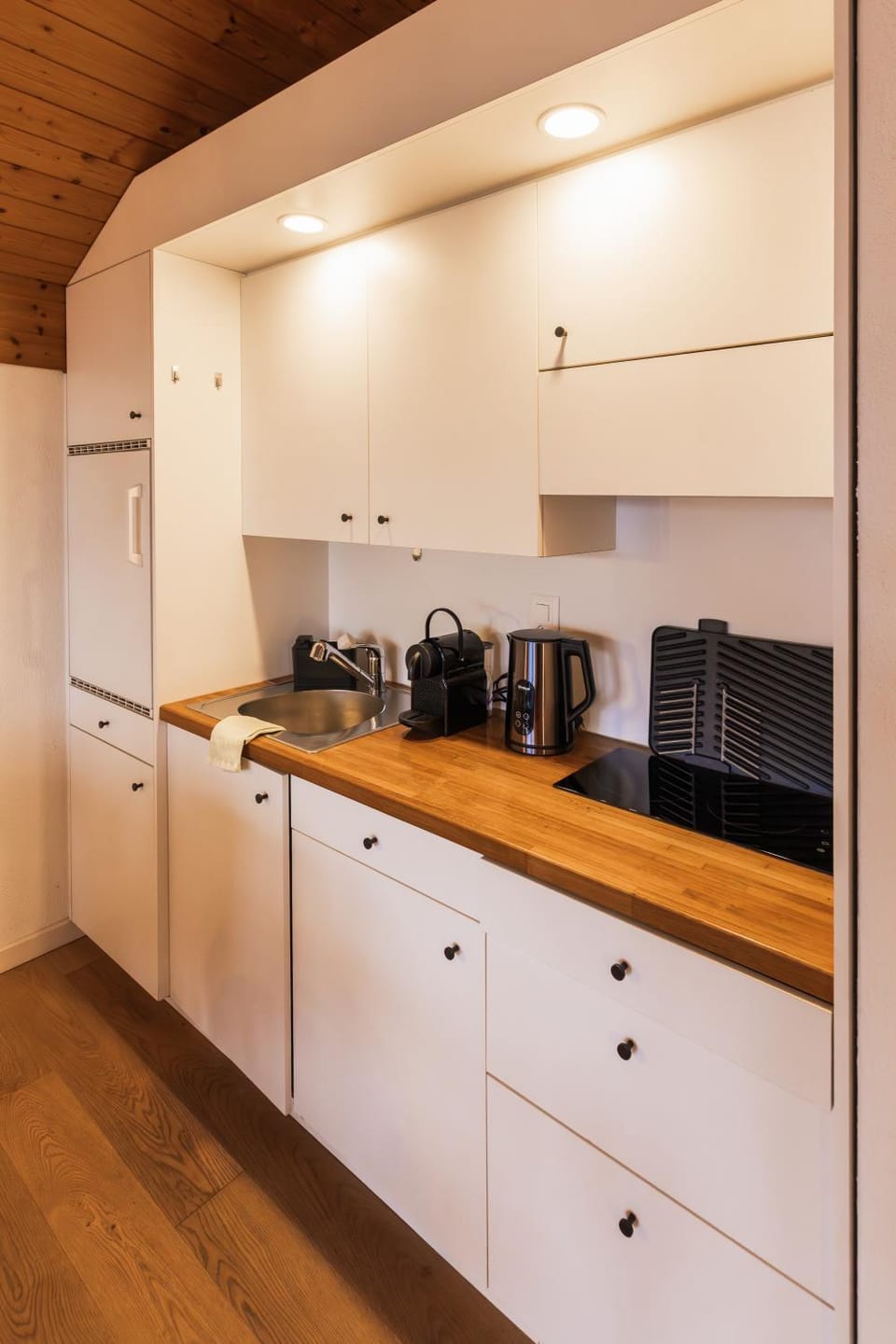 Coffee/tea facilities, microwave, stove, kitchen