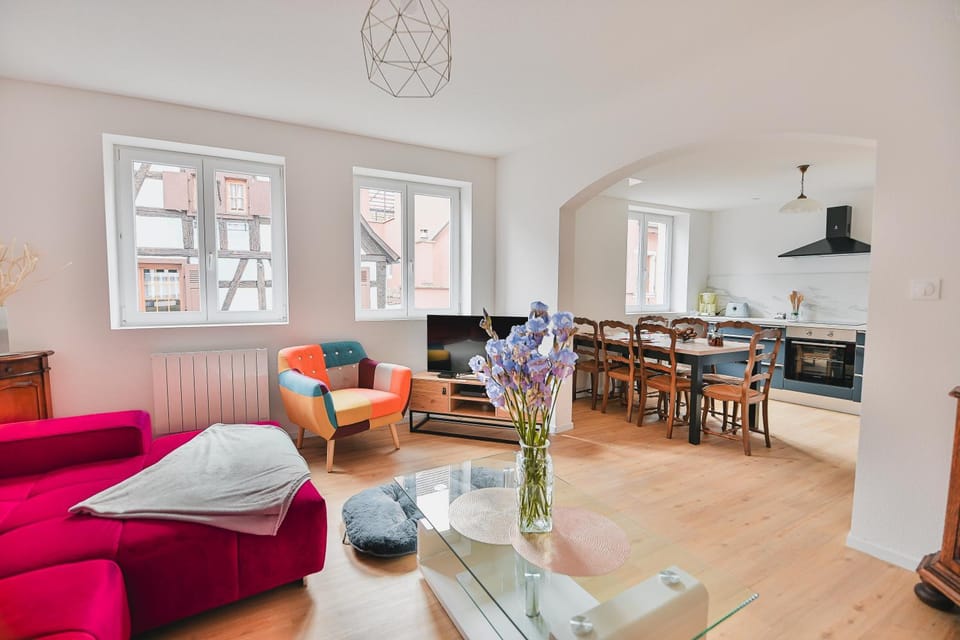 Kitchen or kitchenette, Living room, Food and drinks, Dining area