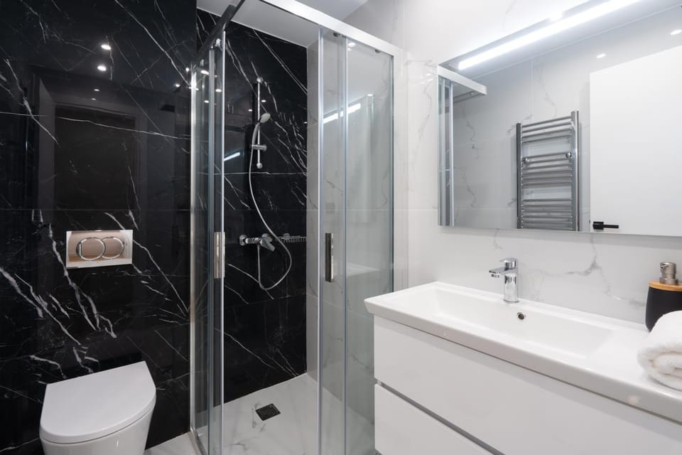 Shower, Toilet, Bathroom, towels