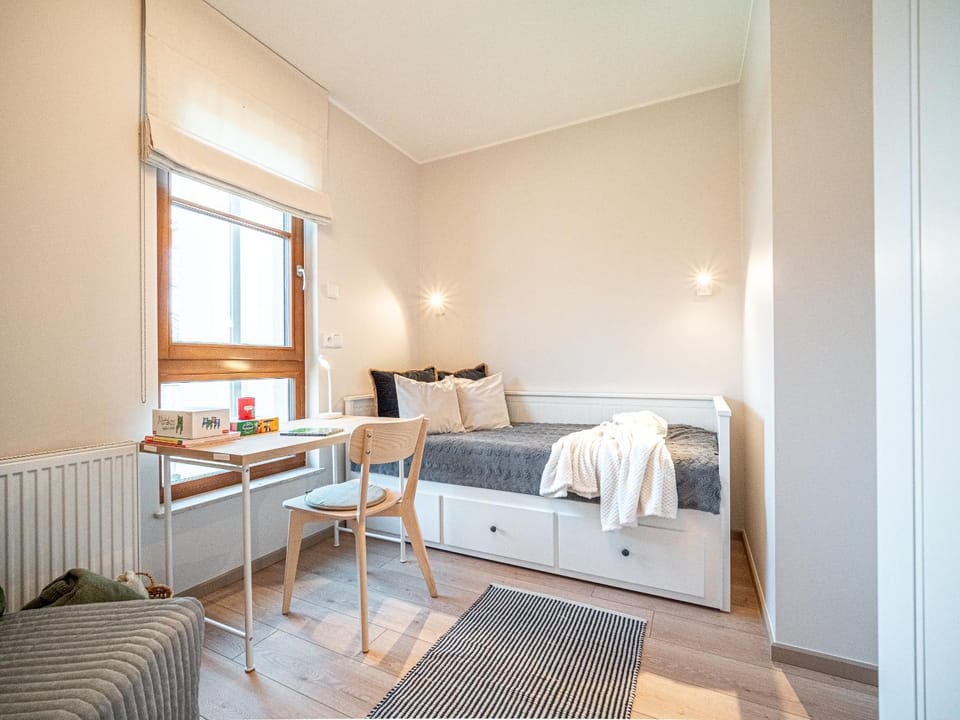 Bed, Seating area, Bedroom