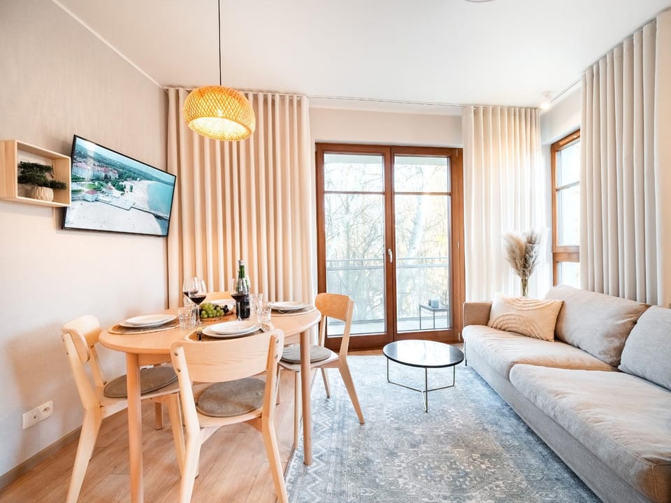 TV and multimedia, Living room, Seating area, Dining area