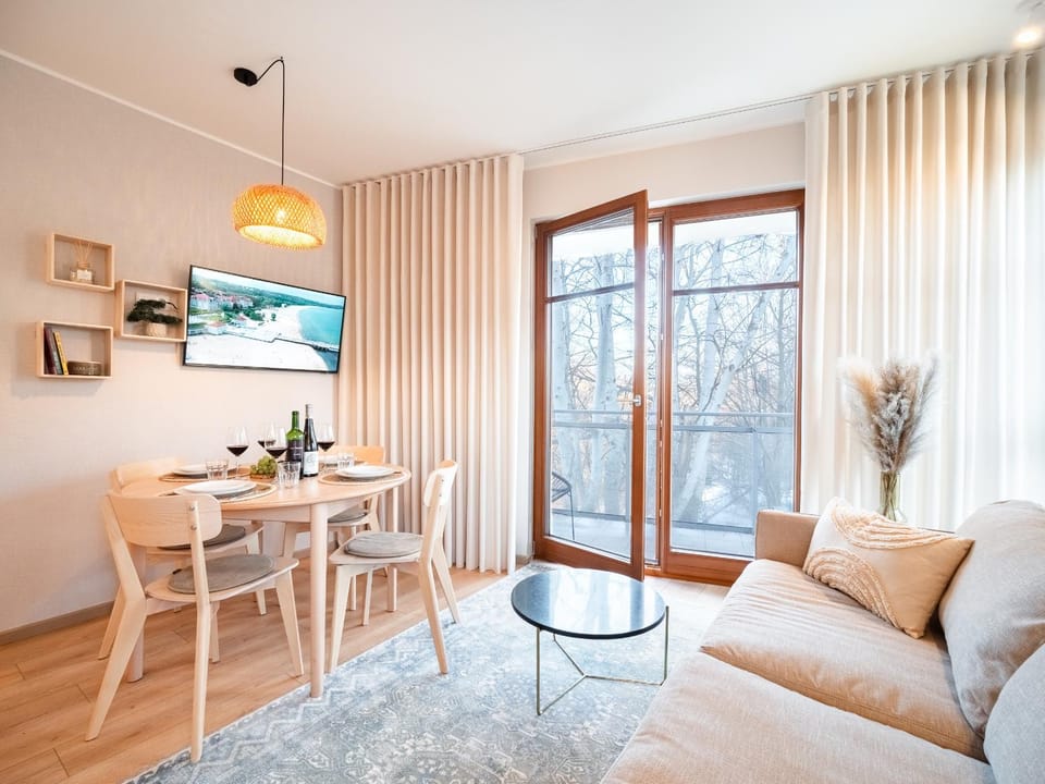 TV and multimedia, Living room, Seating area, Dining area