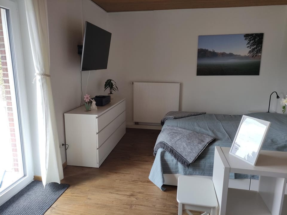 Bed, TV and multimedia, Photo of the whole room, Bedroom
