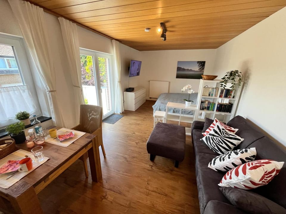 Bed, TV and multimedia, Living room, Photo of the whole room, Dining area, Bedroom